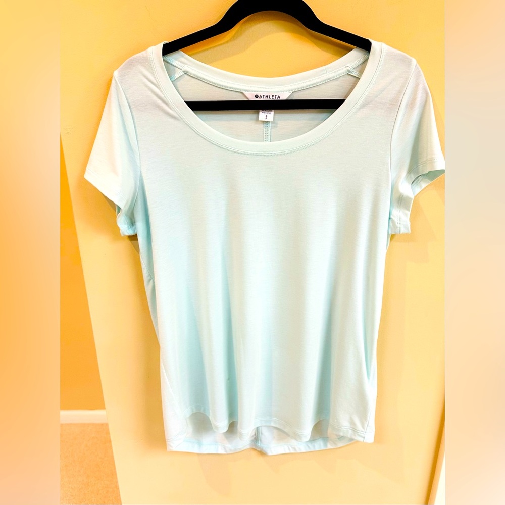 Athleta Size S Light  Green  Short Sleeve Top  Excellent Condition